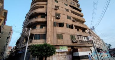 اللحظات الأولى من أمام منزل طبيب الغلابة بعد ساعات من إعلان وفاته.. فيديو
