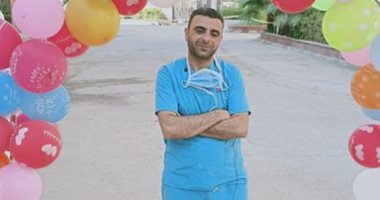 الجيش الأبيض.. محمد فيالة بمستشفى كفر الدوار للحجر يحتفل بانخفاض الإصابات