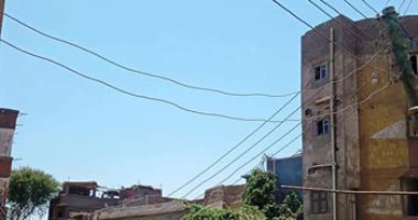 اضبط مخالفة.. عمود إنارة آيل للسقوط فى سوهاج.. والأهالى يربطونه بالحبال "صور"
