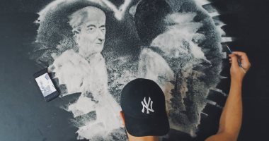 خيره يخلد ذكراه.. شاب مصرى يرسم صورة لطبيب الغلابة محمد مشالى بـ"الملح"