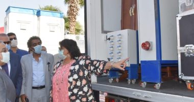 وزيرا الثقافة والإنتاج الحربى يتفقدان أول نموذج للمسارح المتنقلة .. صور