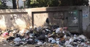  تراكم القمامة بجوار سور الوحدة الصحية بقرية بشتيل فى الجيزة.. صور