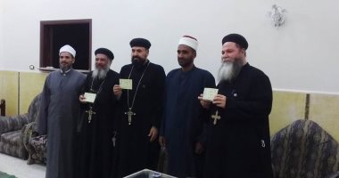 3 قساوسة بقنا يشترون صكوك الأضاحى من الأوقاف.. صور 