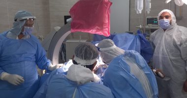 صور.. عملية جراحية وتركيب شريحة بفخذ مصاب بكورونا فى مستشفى الأقصر للعزل 