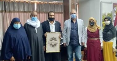 وكيل تعليم المنيا يستقبل الطالبة الحاصلة على المركز السادس فى الخط