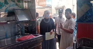 صرف مساعدات مالية وحل 5 شكاوى للمواطنين فى سفاجا.. صور