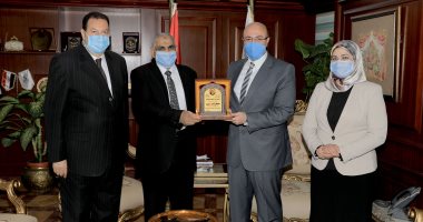 محافظ بنى سويف يكرم نقيب المعلمين لجهود النقابة بامتحانات الثانوية والدبلومات
