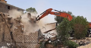 صور.. تنفيذ قرارين تعديات على أملاك الدولة بقريتى البغدادى والحبيل بالأقصر