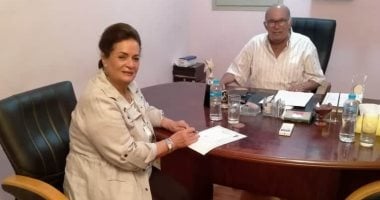 محافظ البحيرة السابق توقع استمارة الانضمام لحزب حماة الوطن بالإسكندرية