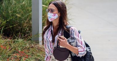 قصة "بنطلون" جيسيكا البا فى إطلالتها الأخيرة أثناء عودتها للعمل