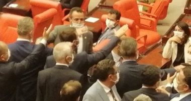 مشاجرة ببرلمان تركيا بين العدالة والتنمية وحزب معارض على قانون مواقع التواصل