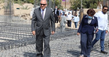 محافظ قنا يتابع الأعمال الإنشائية بالمكتبة الإقليمية ويعاين منزل مواطن لإعادة تأهيله
