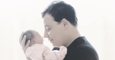 طارق يحيى يرزق بحفيدته ليلى من ابنه أحمد