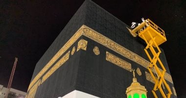 فك مذهبات الكعبة المشرفة استعدادا لإنزال الثوب القديم.. فيديو وصور