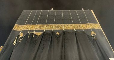 فيديو وصور.. الكعبة المشرفة ترتدى كسوتها الجديدة