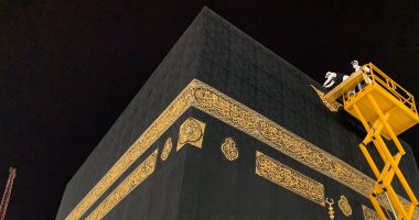 لبيك اللهم لبيك.. الكعبة المشرفة ترتدى كسوتها الجديدة