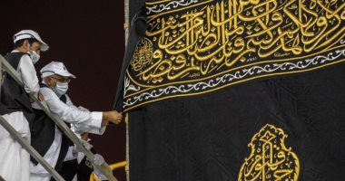 سحب ثوب الكعبة المشرفة وشّدُه من الأركان.. صور