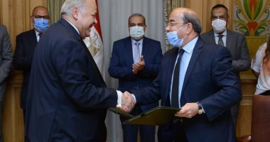 وزير الإنتاج الحربى يشهد توقيع عقد لفتح مكتب تسويق المنتجات المدنية فى كينيا