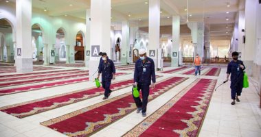 ضيوف الرحمن يؤدون صلاتى الظهر والعصر بمسجد نمرة فى مشعر عرفات