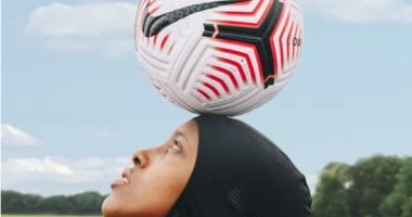 فتاة محجبة تقدم كرة الموسم الجديد فى الدورى الإنجليزى