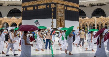 الحجاج يؤدون طواف القدوم بالمسجد الحرام وسط إجراءات احترازية.. صور وفيديو