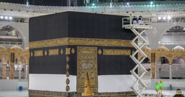 "شئون الحرمين" تنتهى من استبدال ثوب الكعبة المشرفة.. صور