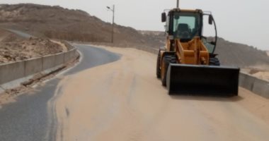 رفع وإزالة تراكمات رملية بطول 10 كيلو أمام قرية غرب أسوان