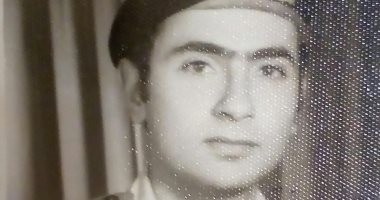كلنا جيش مصر .. "نصر" يشارك صورة أبيض وأسود بالزى العسكرى 