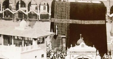 شاهد .. صورة نادرة استبدال كسوة الكعبة يوم عرفة قبل 95 عاما
