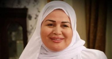 إلهام شاهين تهنئ جمهورها بعيد الأضحى بحجاب أبيض وعباءة