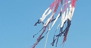 قارئ يشارك بطائرة ورقية مجسمة تحمل رسمه للشهيد البطل أحمد المنسى