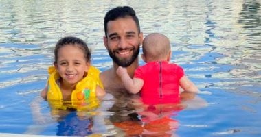 كل سنة وأنتم طيبين.. عمرو السولية يحتفل بحلول عيد الأضحى مع أطفاله في "البسين"