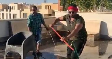 بـ"سيجار" ومساحة.. أحمد فلوكس ينظف سطح منزله ويهنئ الجمهور بالعيد.. فيديو