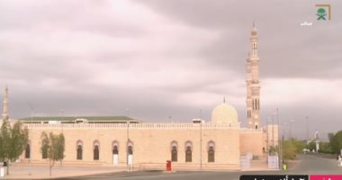 حجاج بيت الله الحرام يتوافدون إلى صعيد عرفات