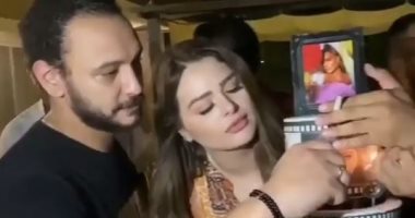 هنادى مهنى تحتفل بعيد ميلادها مع والدها وخطيبها.. فيديو