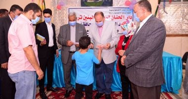 محافظ أسيوط يشارك أطفال دور الأيتام فرحتهم بالعيد.. صور 