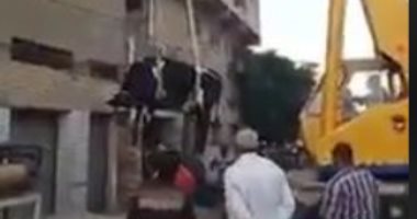 بالفيديو.. رواد مواقع التواصل يتداولون مقطع فيديو رفع بقرة بشاحنة الأثقال