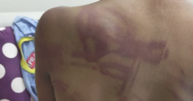 عامل يعذب ابن الجيران 3 ساعات بعصا بالمحلة بسبب طائرة ورقية.. فيديو