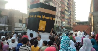 قارئ يشارك بصورة للأطفال فى مسيرة طواف حل مجسم الكعبة بالمعصرة