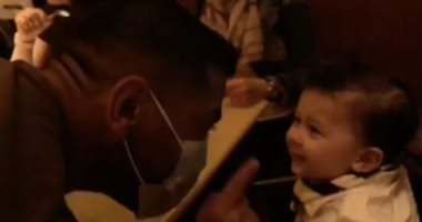 أحمد فلوكس يداعب طفل ويعلق: بعتبر كل الأطفال ولادى