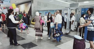 مطار الغردقة الدولى يستقبل الركاب بالحلوى والبلالين احتفالا بالعيد.. صور