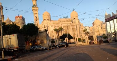 التزام مساجد المحافظات بإذاعة شعائر العيد والتكبيرات عبر مكبرات الصوت.. القليوبية امتياز.. خلو ساحة المرسى أبو العباس من التجمعات.. وشباب يؤدون الصلاة فى الشوارع ومركز شباب بالأقصر.. وكفر الشيخ: لا خروقات
