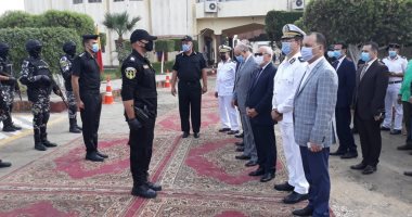 محافظ بورسعيد يزور قوات الأمن ويقدم التهنئة لرجال الشرطة بمناسبة عيد الأضحى.. صور