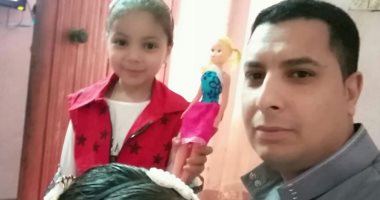  فرحة العيد.. حمادة من الأقصر يشارك صورته مع ابنته احتفالا بعيد الأضحى