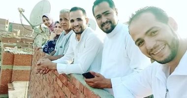 فرحة العيد.. "كريم" من بني سويف يشارك صورته وأسرته ببهجة عيد الأضحى