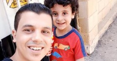 فرحة العيد.. "محمد" يشارك صورته مع ابنه خلال الاحتفال بالعيد في المنصورة