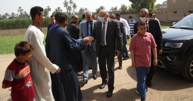 محافظ قنا يزور أسرتي المصور أحمد الرشيدى وعامل النظافة حمودة أحمد.. صور