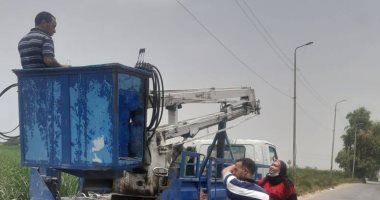 شد سلك كهرباء هوائى ورفع كفاءة الإنارة العامة بمدخل العتمور بكوم أمبو