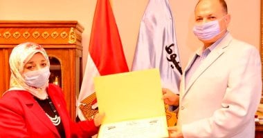 محافظ أسيوط يكرم وكيل وزارة التضامن الاجتماعى لبلوغها السن القانونية للمعاش