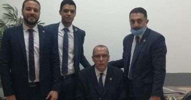 ضبط راكب بمطار القاهرة بحوزته كمية من المواد المخدرة.. صور